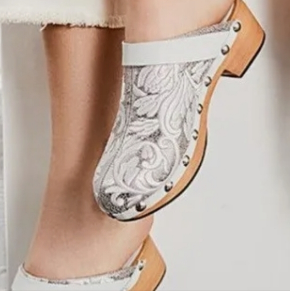 Clogs - Picture 2 of 3